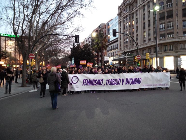 Cabeza de la manifestación a su salida de Glorieta Sasera, en el paseo de Sagasta