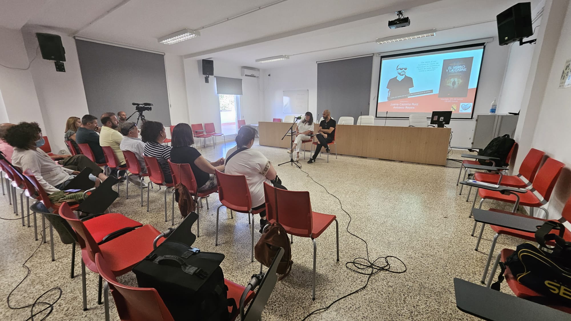 Momento de la presentación ante el público asistente