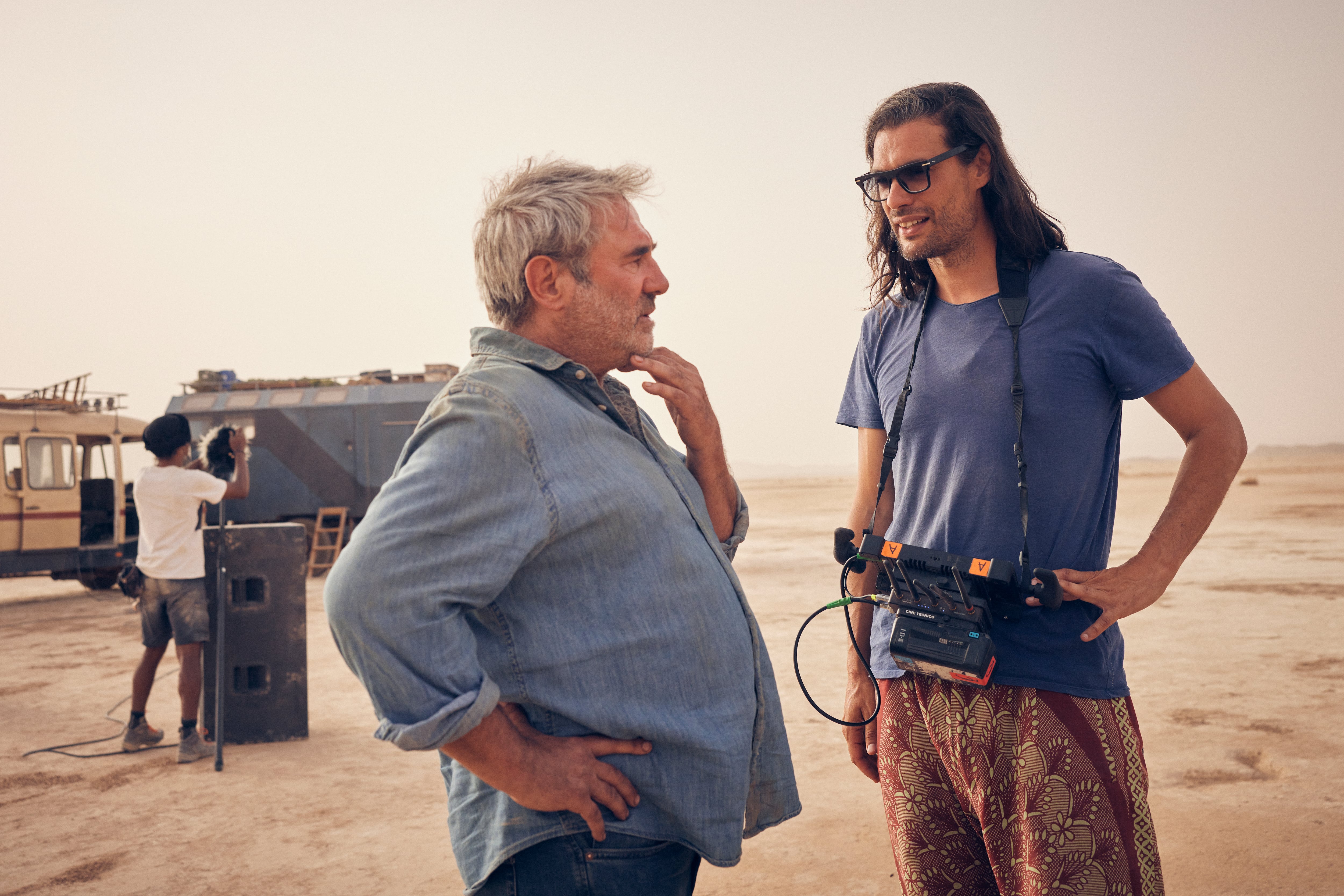 Oliver Laxe y Sergi López durante el rodaje de 'Sirat' / QUIM VIVES