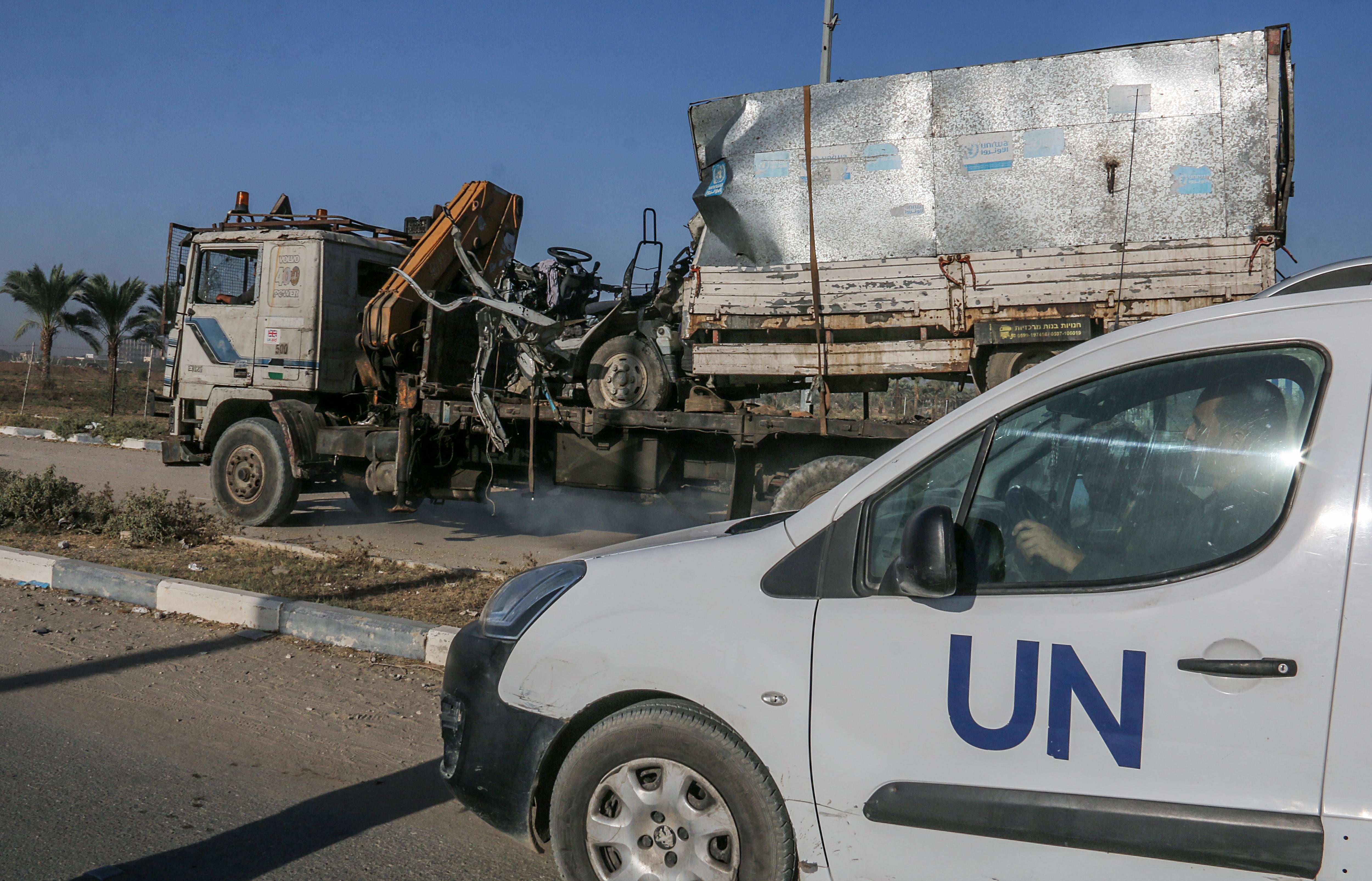 Un camión destruido que estaba siendo utilizado por trabajadores de la UNRWA