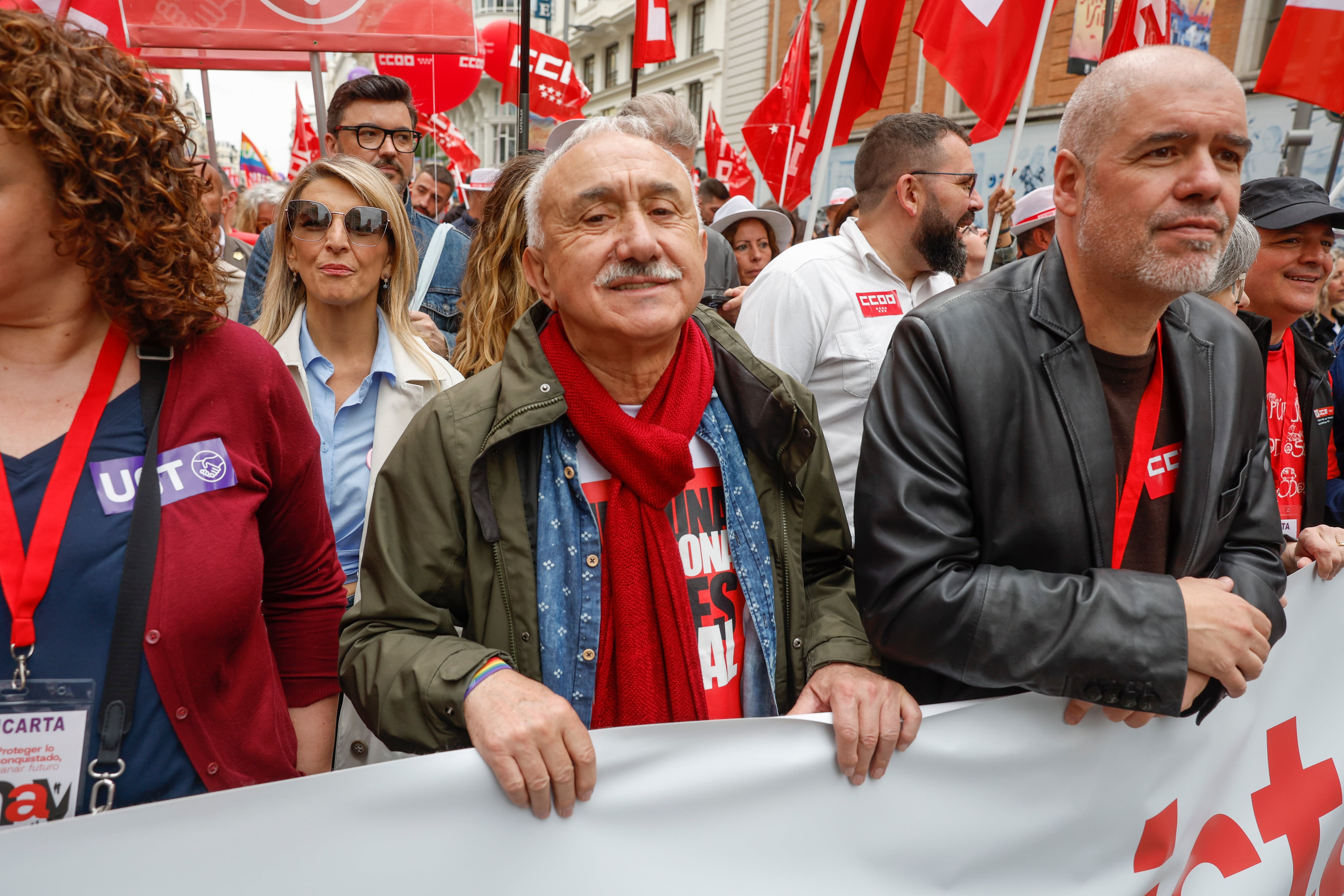 Los secretarios generales de CCOO y UGT, Unai Sordo y Pepe Álvarez, participan en la manifestación del Primero de Mayo en Madrid, que este año lleva por lema "Proteger lo conquistado, ganar futuro". EFE/ Juan Carlos Hidalgo
