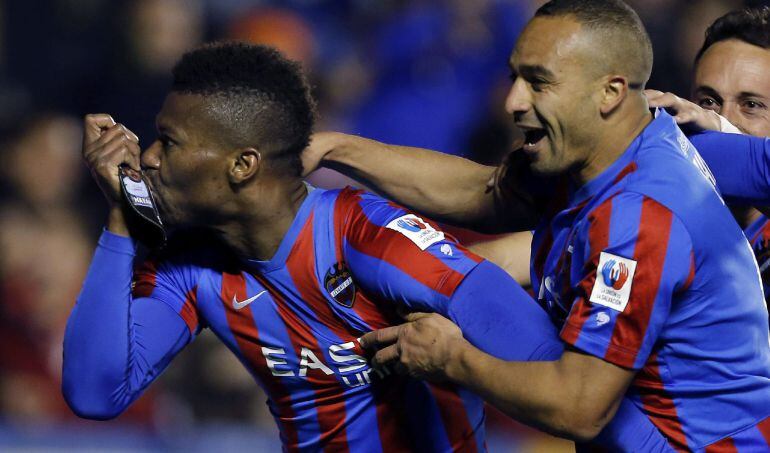 El centrocampista nigeriano del Levante Kalu Uche celebra su gol al Eibar en la jornada 26 de la Liga.