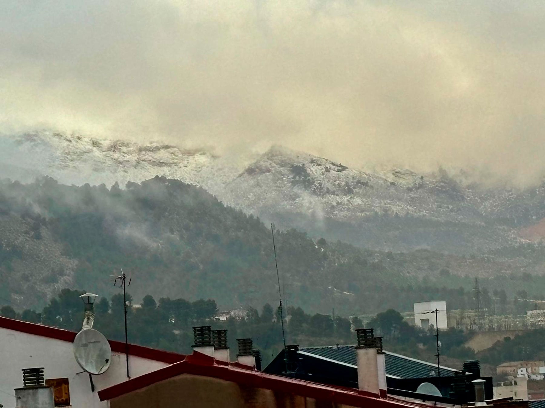 Imagen nevada del Alberri y el Montcabrer