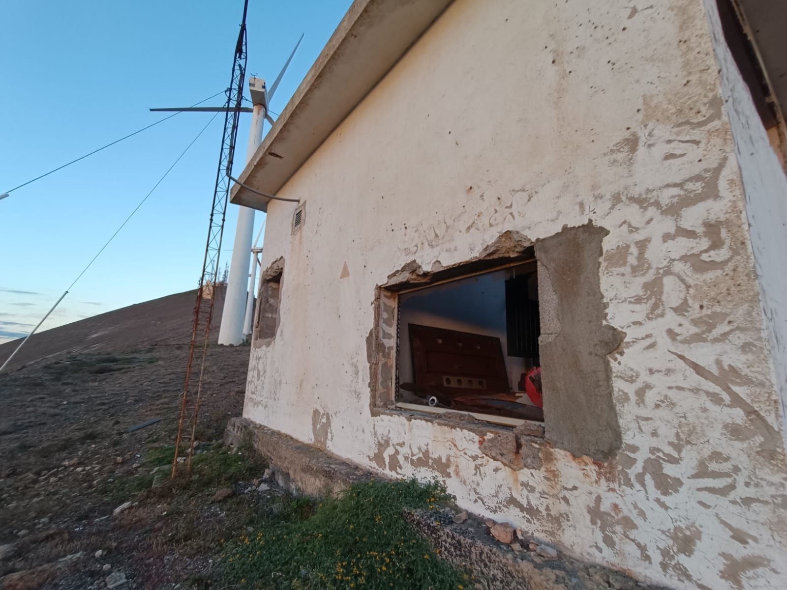 Caseta y uno de los aerogeneradores de Montaña Mina.