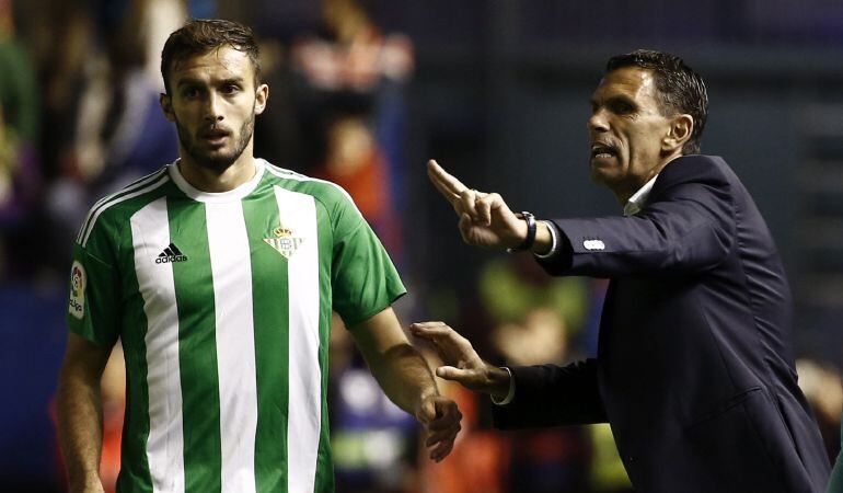 GRA575. PAMPLONA.- El entrenador uruaguayo del Real Betis Gustavo Poyet (d) da instrucciones al argentino Germán Pezzella, durante el partido de Liga en Primera División ante Osasuna disputado esta noche en el estadio de El Sadar, en Pamplona. EFE Jesús D