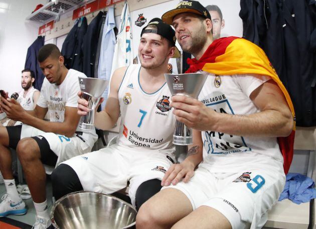 Luka Doncic posa con Felipe Reyes en el vestuario con todos los trofeos