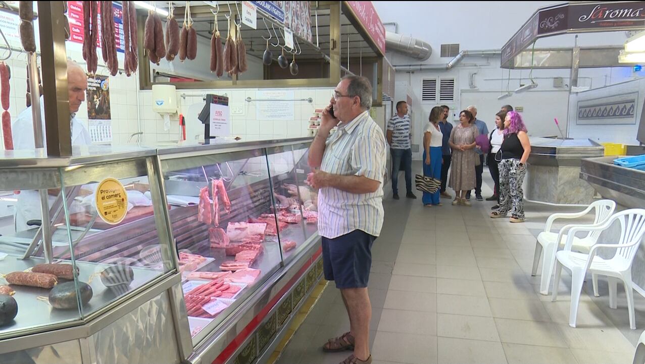 Un hombre realiza la compra en el Mercat Municipal de Oliva.Re