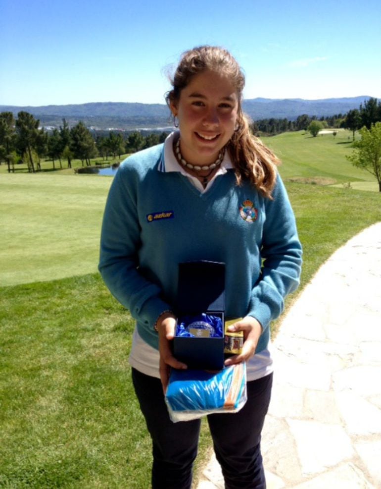 La ourensana Judith Movilla, posando con el título de campeona gallega de Golf de tercera