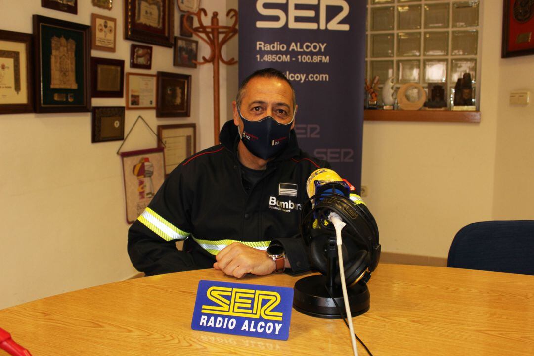 Antonio Córdoba, en el estudio central de Radio Alcoy