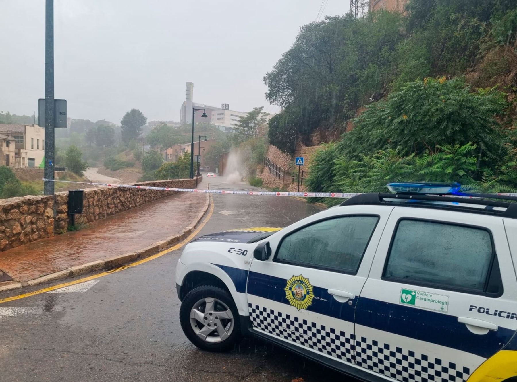 La Policía Local tuvo que cortar algunas calles por los problemas provocados por la lluvia en el alcantarillado