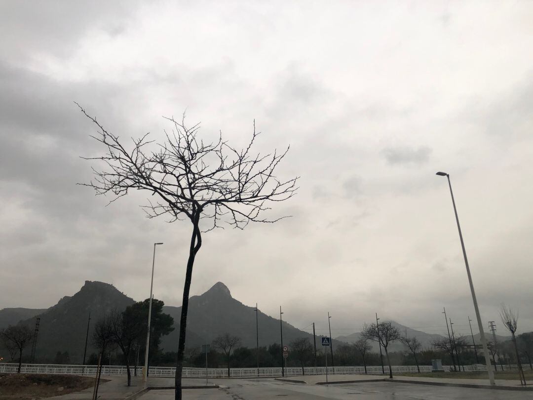 Nubes y lluvia en la ciudad de Gandia 