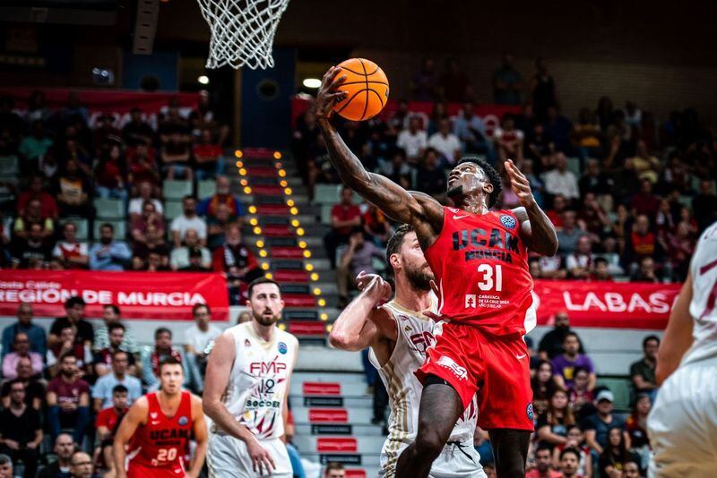 Dylan Ennis, jugador del UCAM Murcia, bajo la canasta contra el FMP serbio.