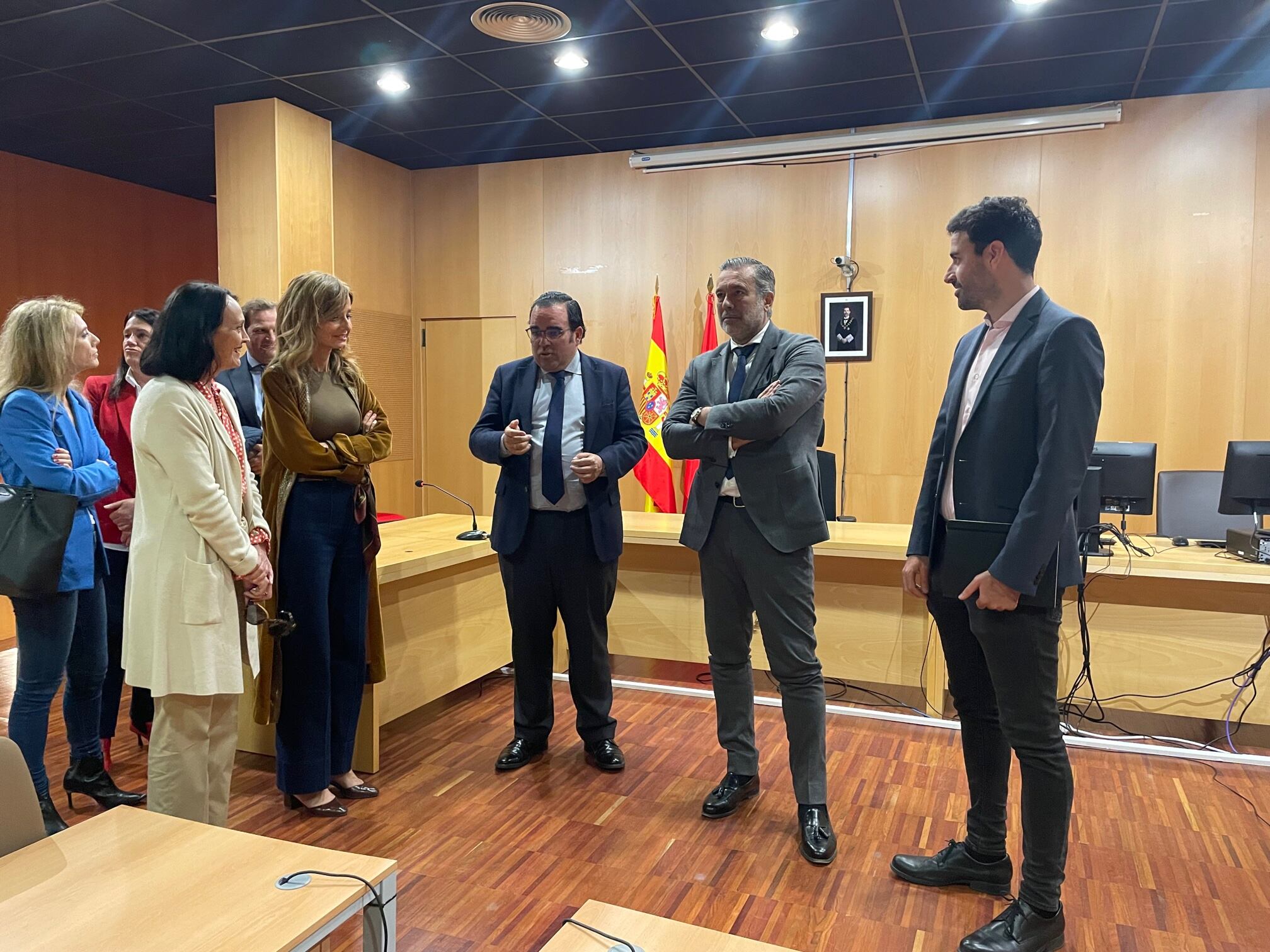 El consejero de Presidencia, Justicia e Interior, Enrique López visitando la sala de macrojuicios habilitada en Boadilla del Monte