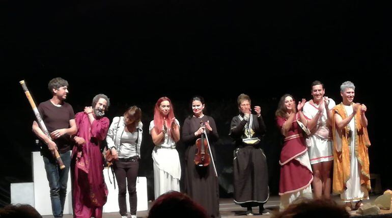 Componentes del grupo de teatro reciben el cariño del público