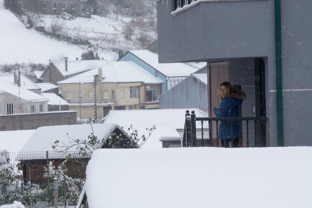 Una mujer en un balcón de Pedrafita do Cebreiro Lugo, Galicia (España), a 4 de diciembre de 2020.