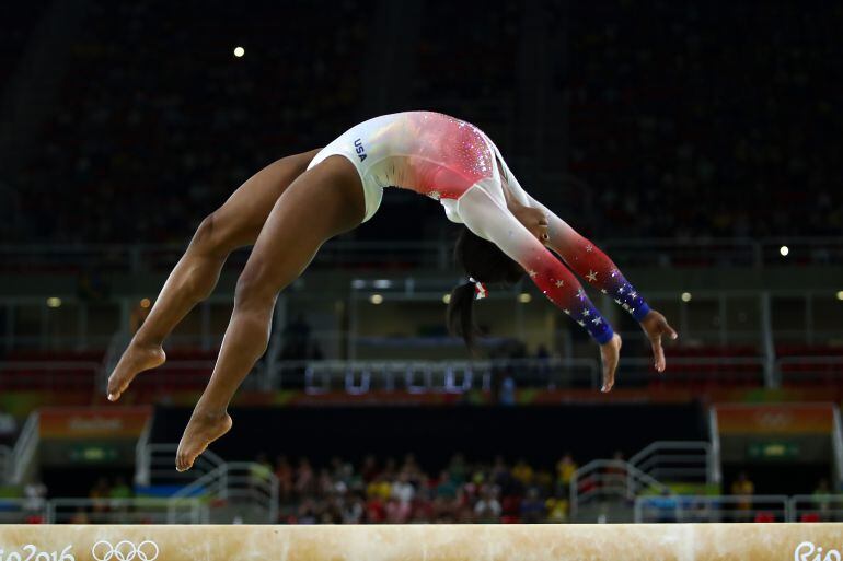 Simone Biles, durante uno de sus ejercicios en Río 