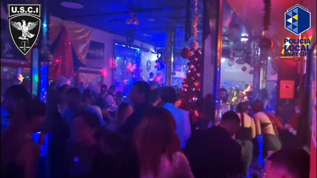 Interior de la discoteca desalojada con numerosas personas aglomeradas y sin mascarilla.