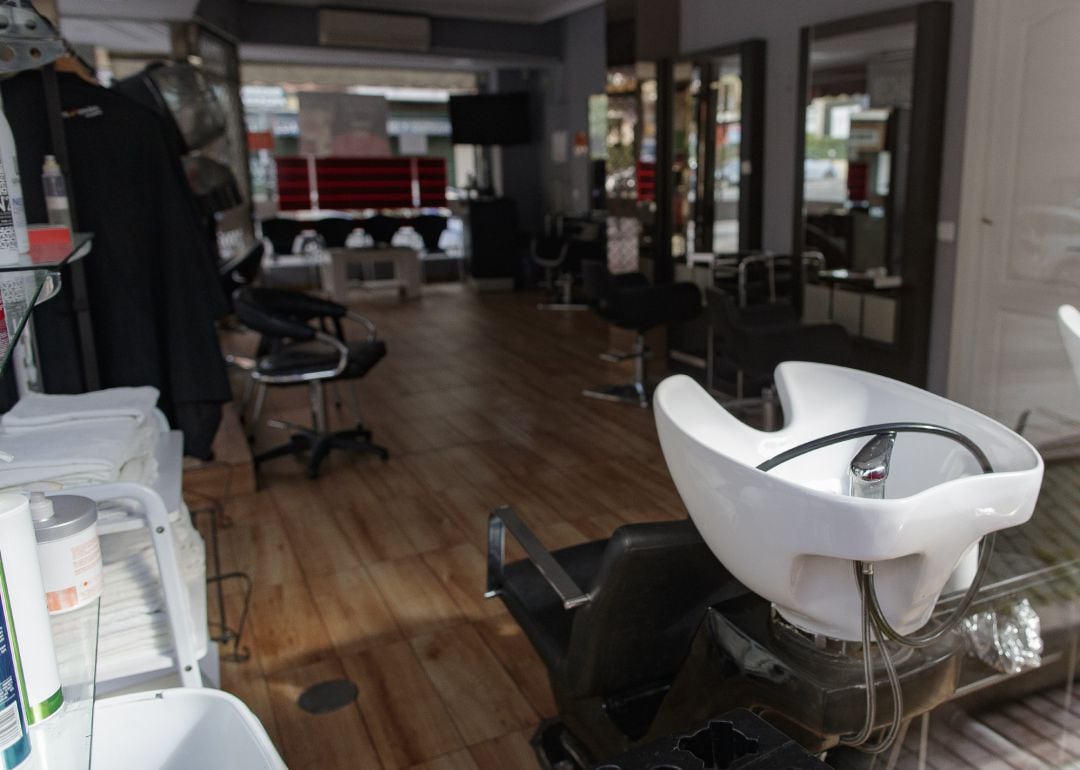 Una peluquería vacía después de que el Gobierno decretase su cierre.