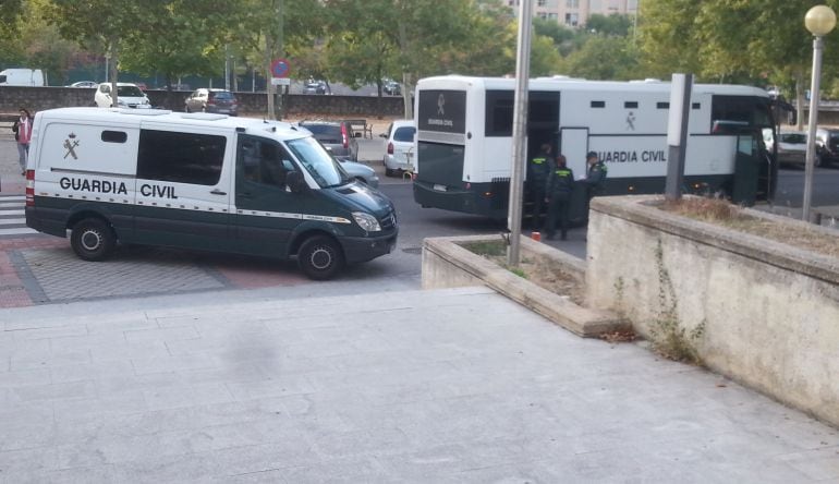 Dos furgones de la Guardia Civil esta mañana frente a la Audiencia Provincial