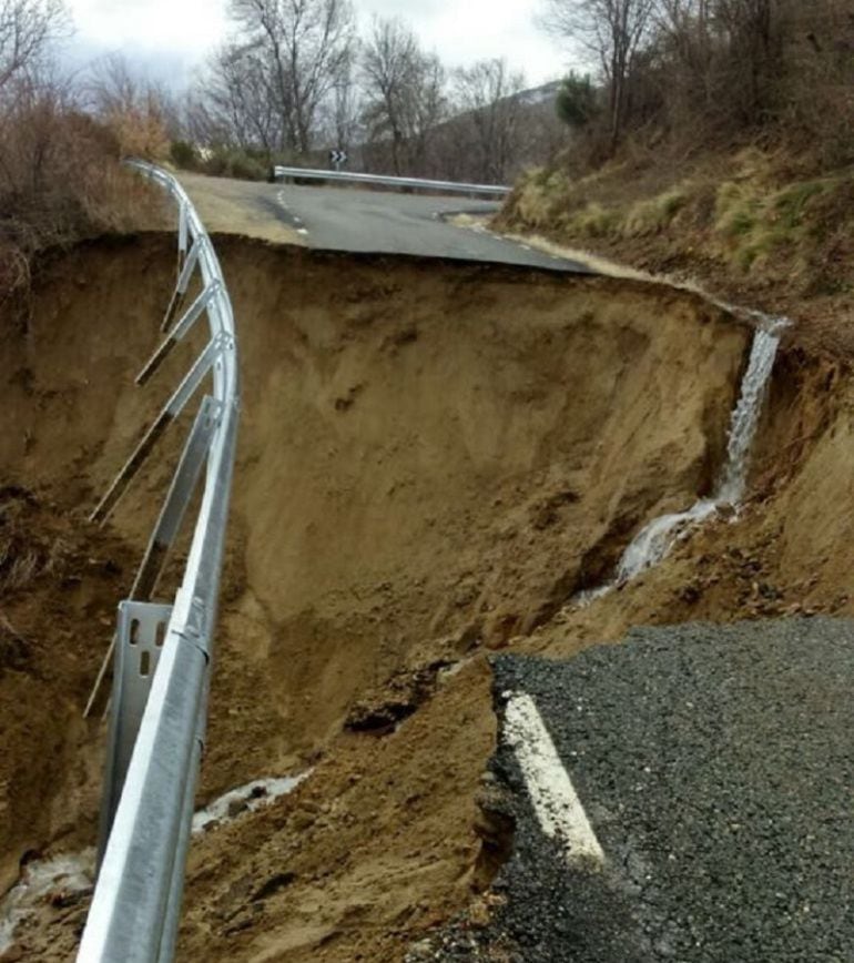 Así quedó la calzada tras el desprendimiento