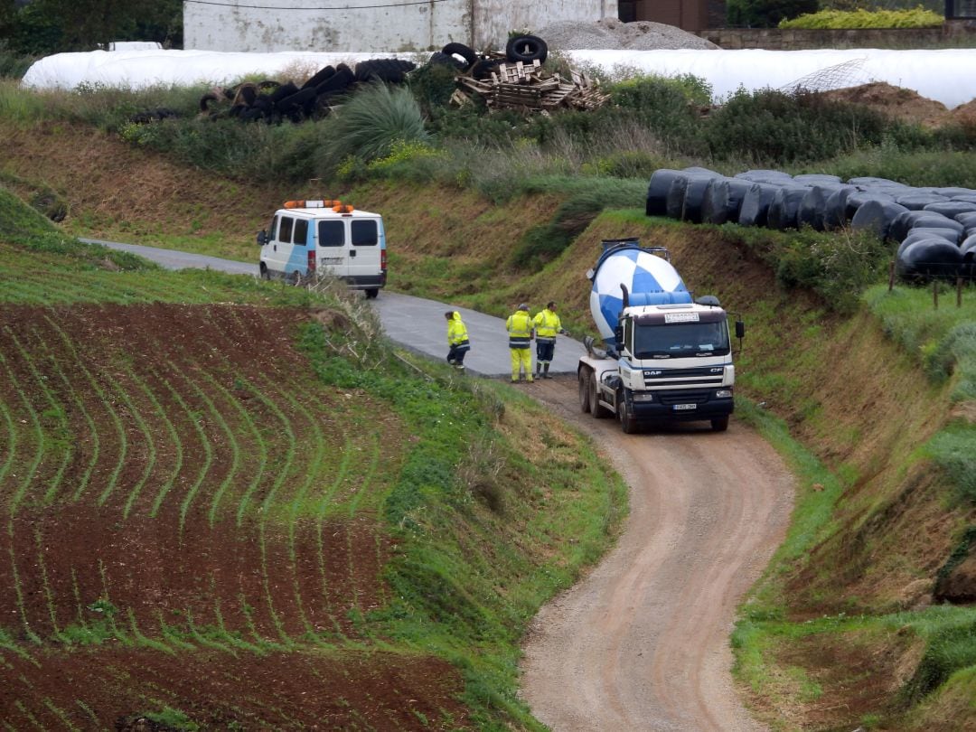 Tareas de hormigonado en un camino en Ubiarco.