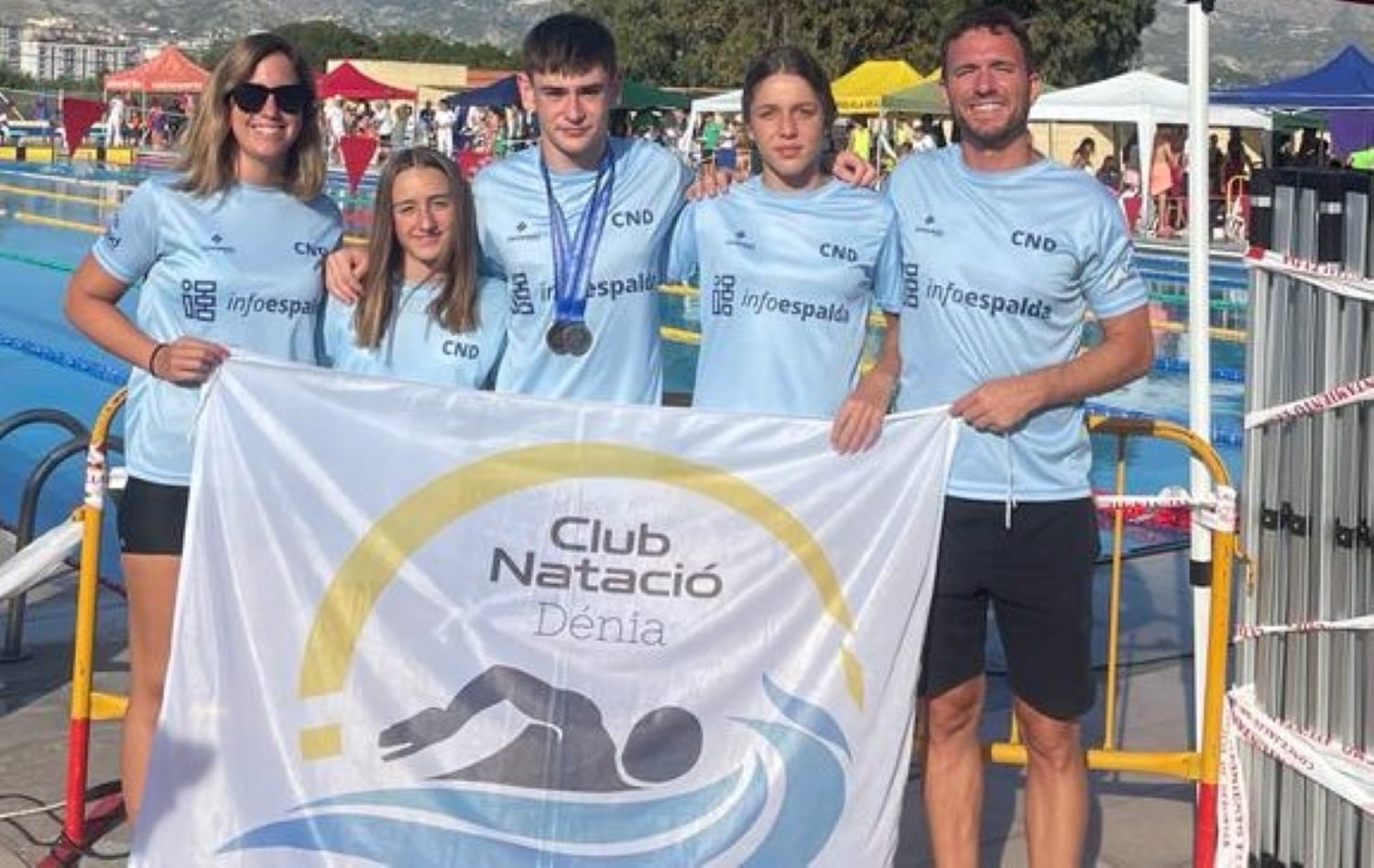 Héctor Tamayo con sus compañeras y entrenadores del CN Dénia.