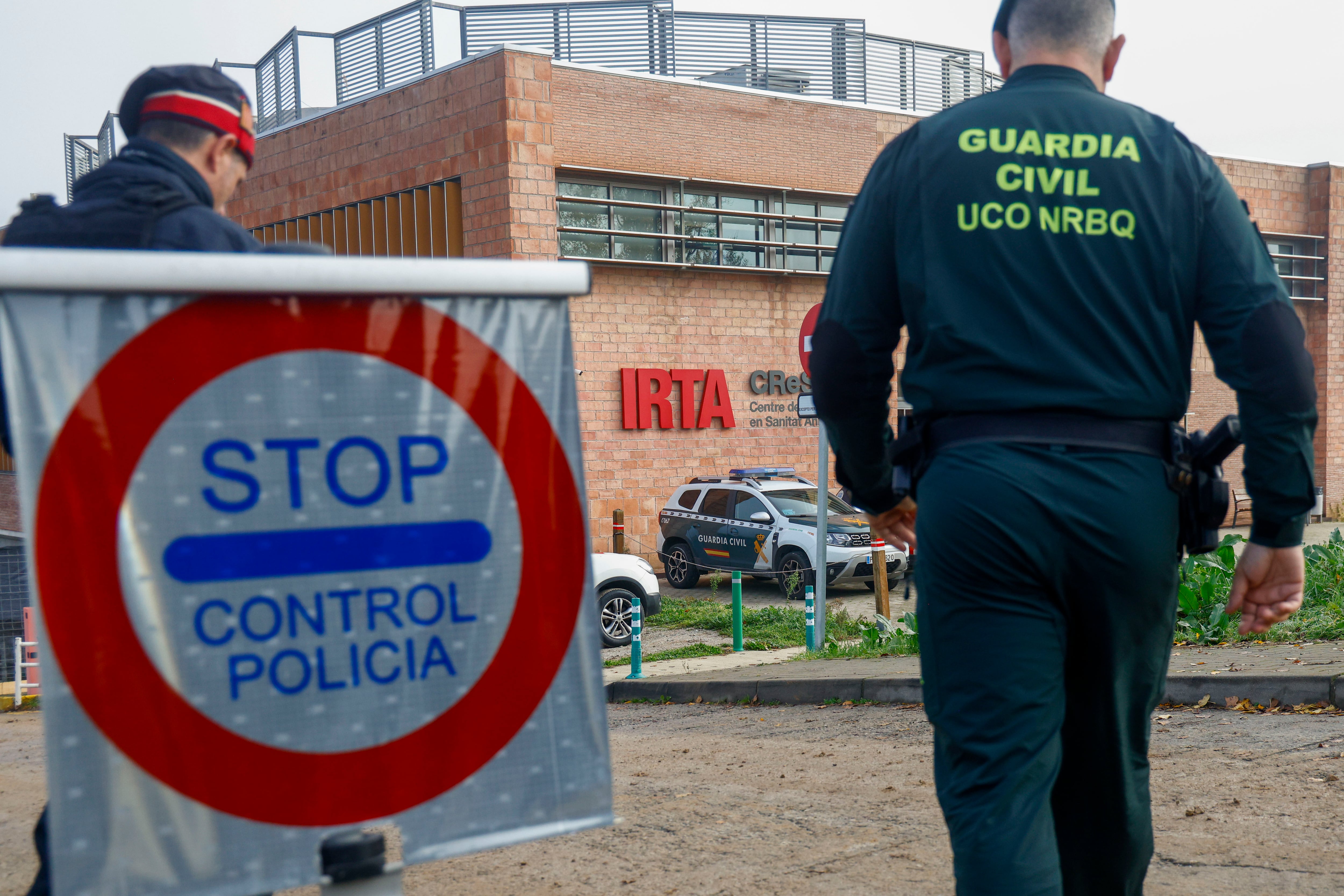 Los Mossos y la Guardia Civil están registrando las dependencias del laboratorio IRTA-CReSA, en el marco de la investigación conjunta de ambos cuerpos para determinar el origen del brote de peste porcina africana