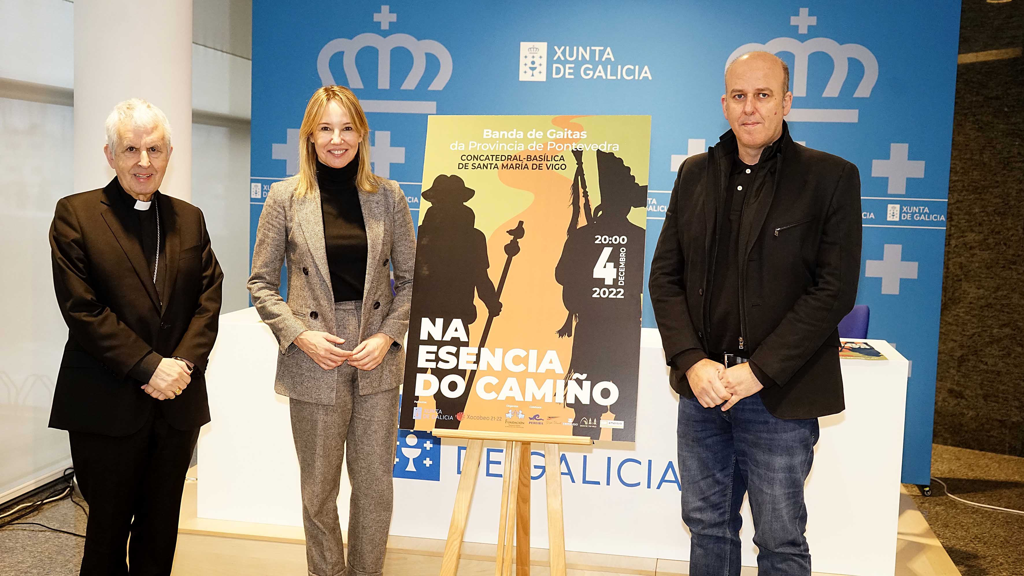 Marta Fernández Tapias junto al obispo e Hipólito Cabezas