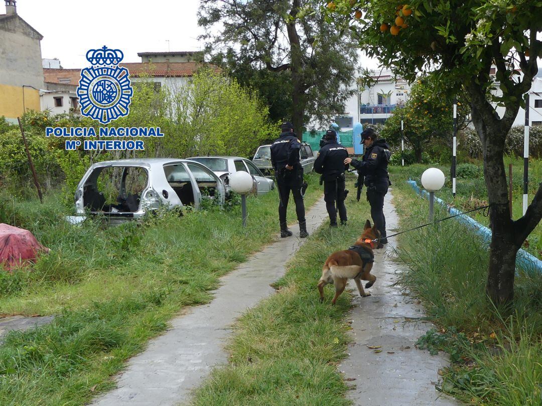 La Policía, en uno de los registros practicados.