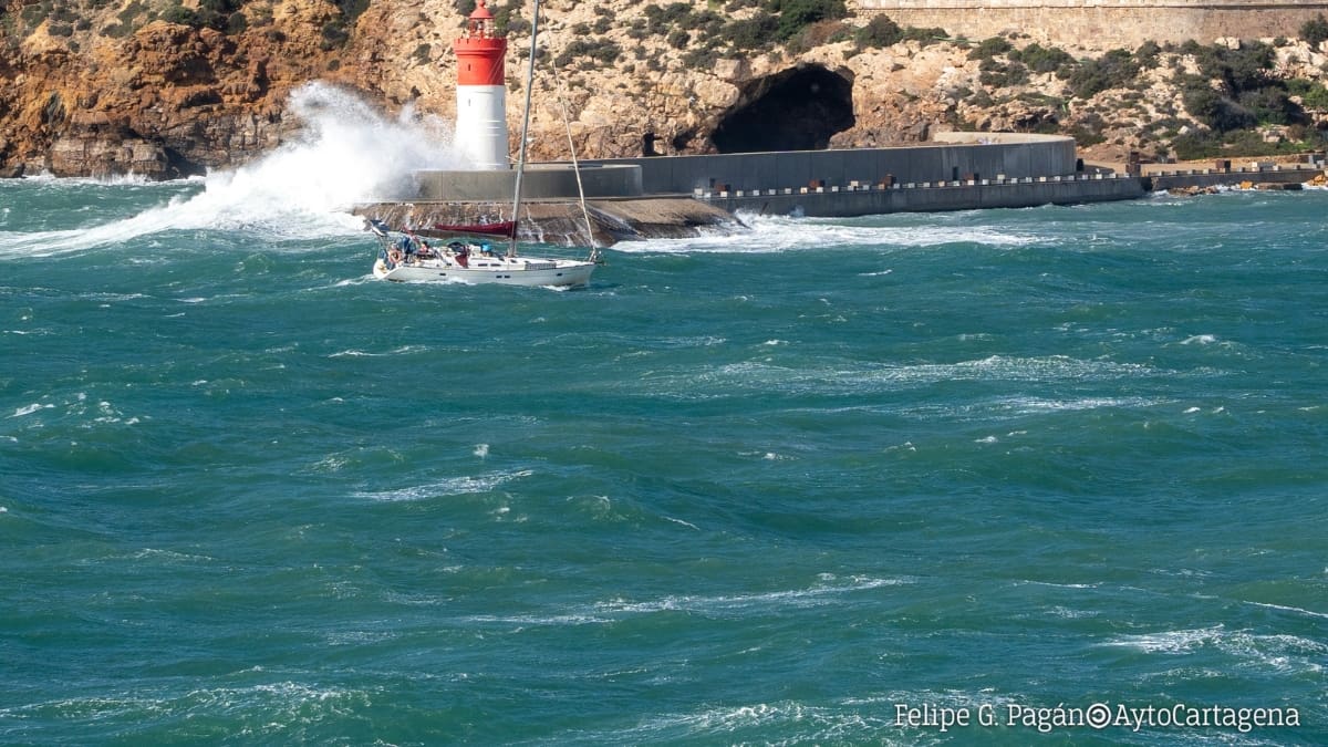 Tres niños de entre 10 y 11 años heridos en Cartagena por la caída de una chapa del tejado de un club deportivo