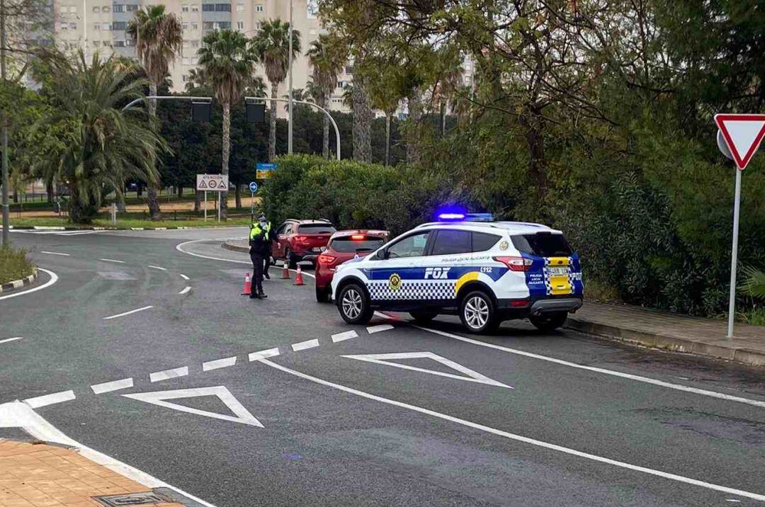 La Unidad Fox de la Policía Local da el alto a varios vehículos en un control de tráfico