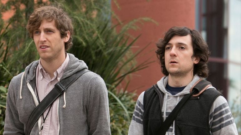 A la izquierda, Thomas Middleditch (Richard), protagonista de &#039;Silicon Valley&#039;