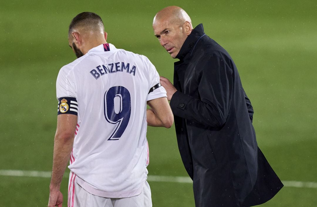 Zidane da instrucciones a Benzema en el Real Madrid - Barcelona de la recién finalizada liga