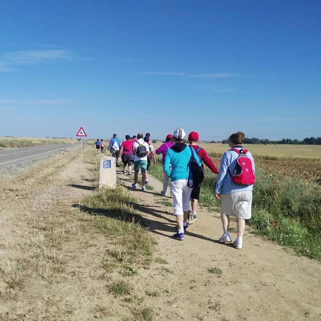 Usuarios de Hermanas Hospitalarias Palencia haciendo el Camino de Santiago (Foto archivo)