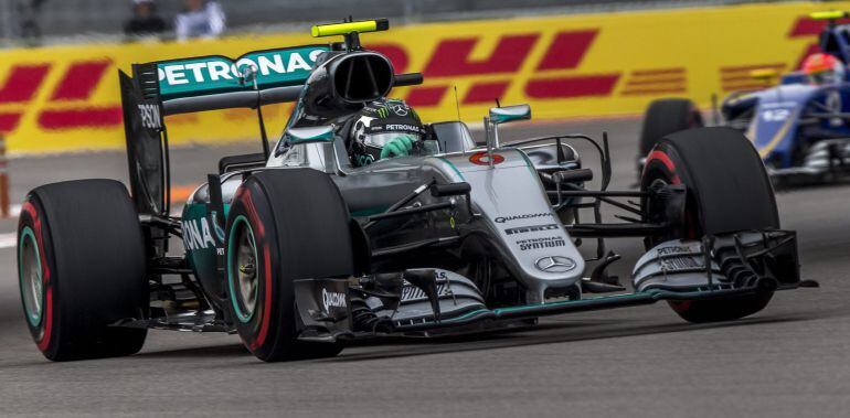 Rosberg conduce su coche por el circuito de Sochi