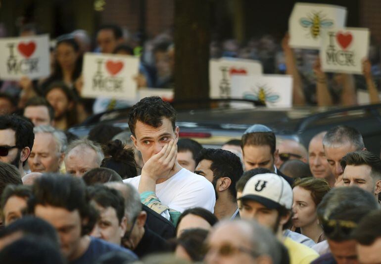 Varias personas asisten a una vigilia por las víctimas del atentado en Manchester (Reino Unido) hoy, 23 de mayo de 2017