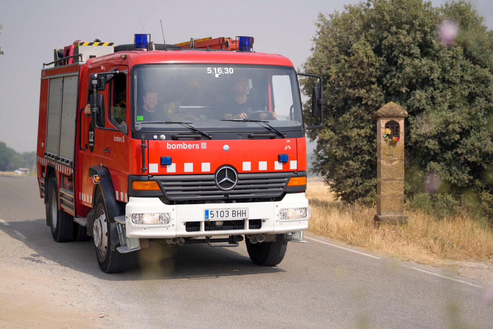 Un camión de bomberos se desplaza para realizar tareas de extinción