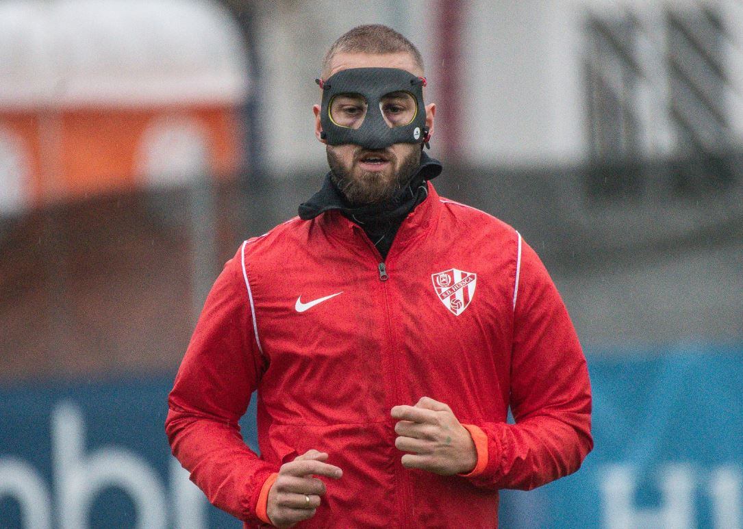 Jorge Pulido no se perderá el derbi y jugará con una máscara para proteger la fractura de nariz que sufrió ante el Andorra