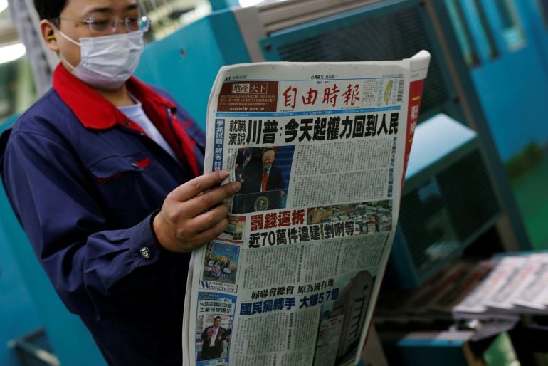 Portada del Liberty Times, con una foto del Donald Trump, en una imprenta de Taipei.