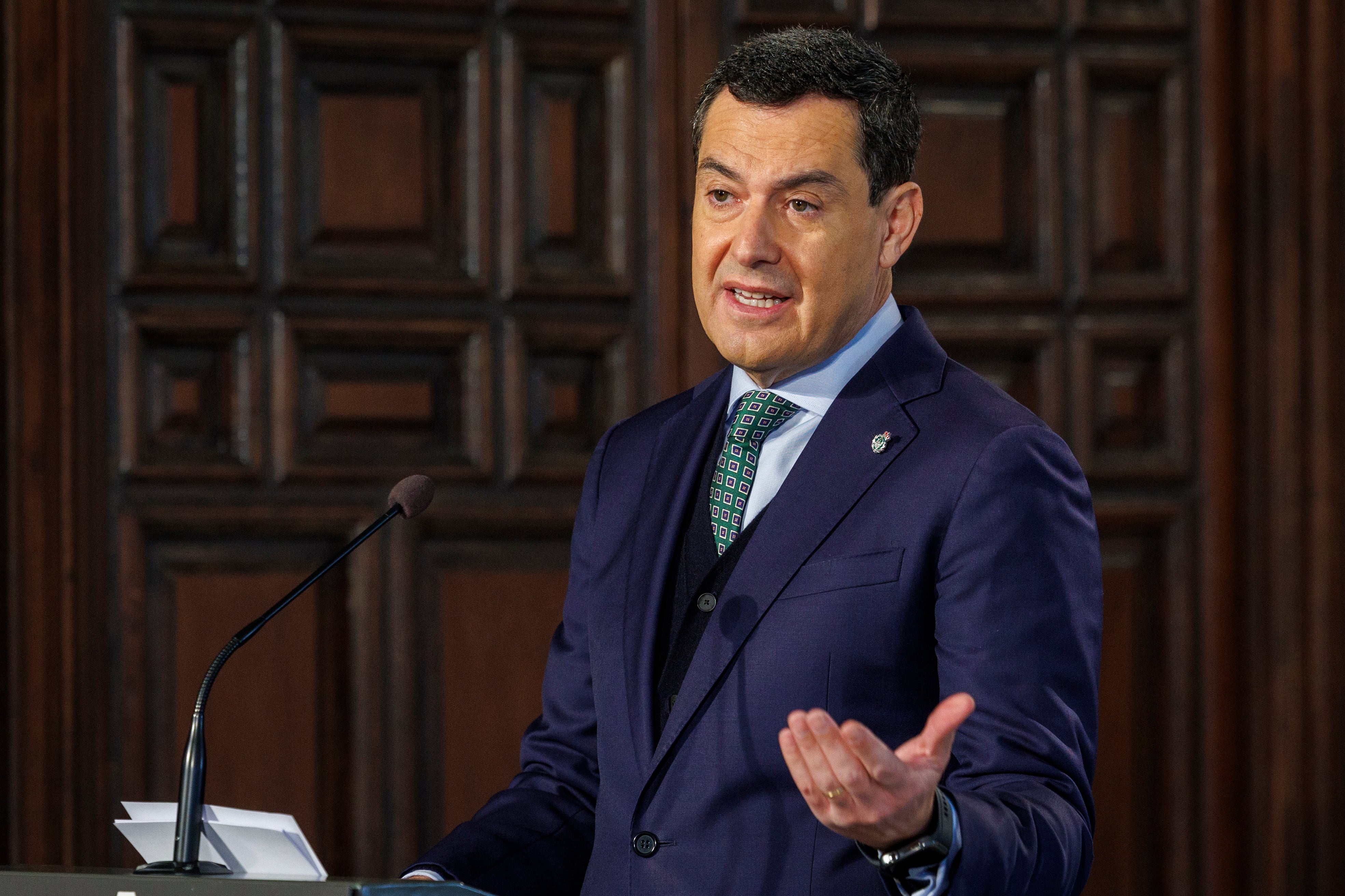 SEVILLA, 09/12/2025.- El presidente andaluz, Juanma Moreno, ha asegurado que el Acuerdo para el Empleo Público, firmado por la Junta y los sindicatos, supone la "transformación" de la administración, que mejorará las condiciones laborales de los 80.000 empleados de la administración general, y la hará más cercana a los ciudadanos, tras la firma del acuerdo con los representantes de CSIF, UGT y CCOO que ha presidido este martes en el Palacio de San Telmo, sede de la Presidencia de la Junta en Sevilla. EFE/ Julio Muñoz