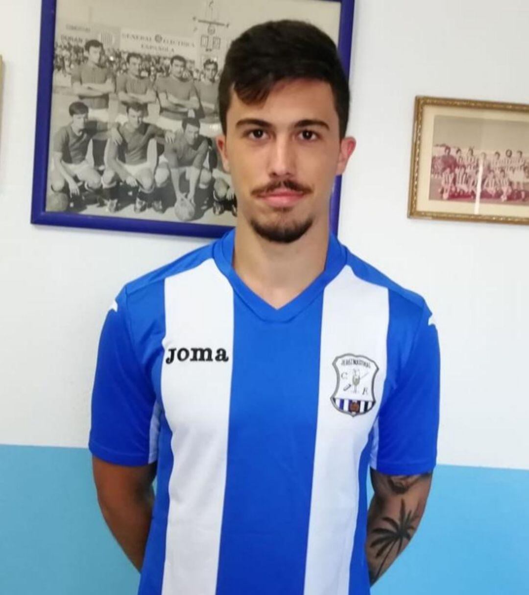 Lechu, jugador del Jerez Industrial, ya luce su nueva camiseta.