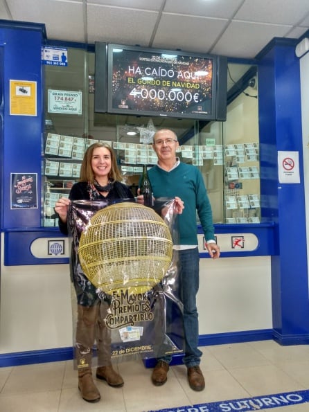 Mari Carmen y Leo Torres, muy contentos posan con el vinilo del Bombo de la Lotería de Navidad