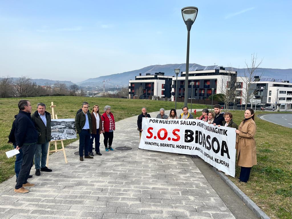 Representantes de un amplio espectro político y la plataforma Osasun Bidasoa en el solar de Oñaurre | Fuente: Radio Irun