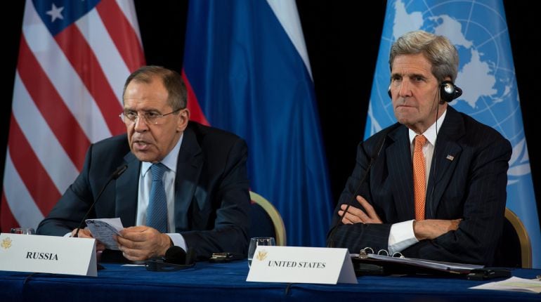 El secretario de Estado estadounidense, John Kerry (d) y el ministro de Exteriores ruso, Sergei Lavrov (i) participan en una conferencia de prensa tras la reunión del Grupo Internacional de Apoyo a Siria (ISSG) en Munich (Alemania). 