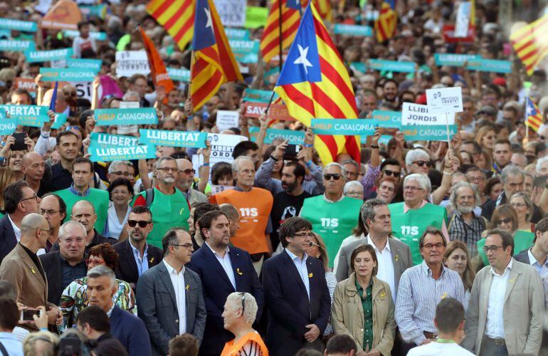 El presidente de la Generalitat, Carles Puigdemont, en la manifestación convocada por la Mesa por la Democracia 