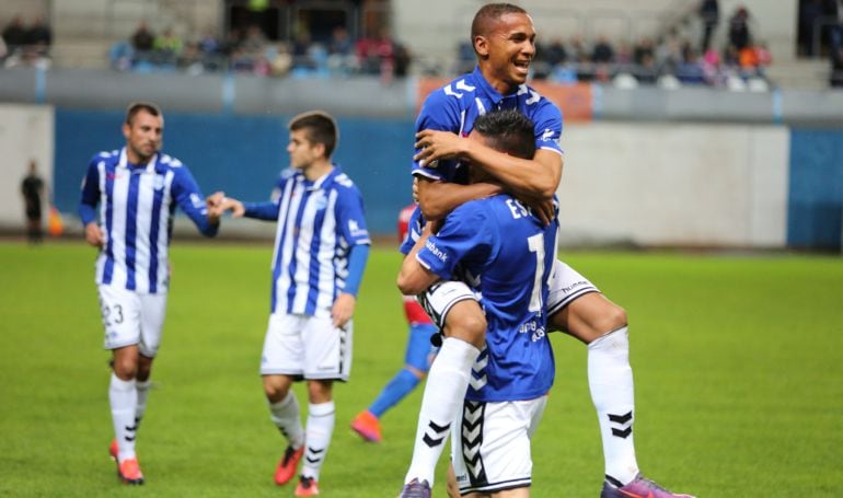 Deyverson celebra junto a Espinoza el primer gol marcado al Sporting en Avilés.