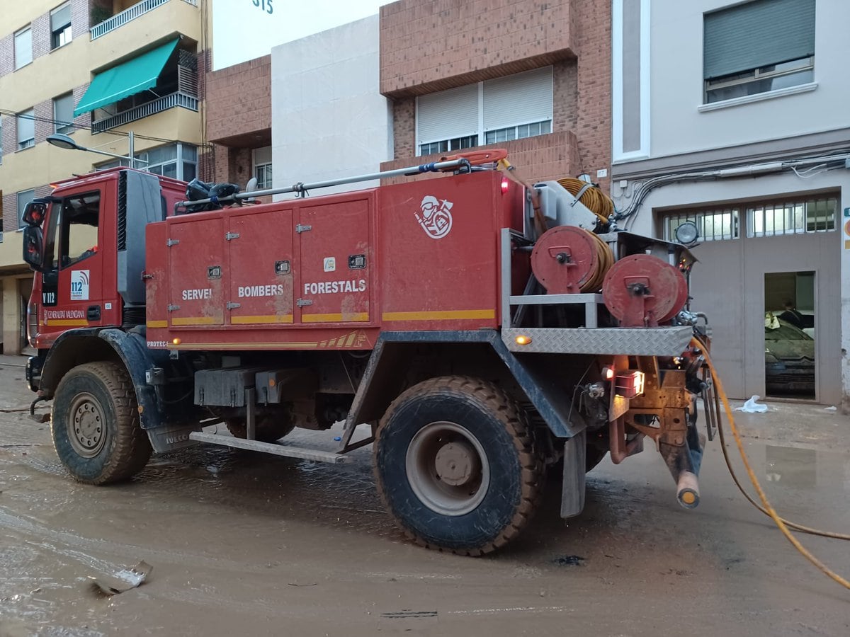 Camión de bomberos forestales de la Generalitat trabajando en las tareas de emergencia de la DANA de 2024.