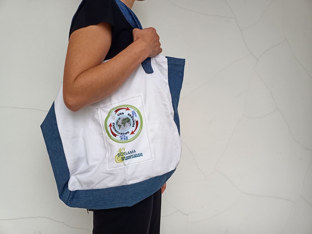 Pedro Cantero, director de la Escuela para adultos del Centro Penitenciario de Monterroso, sobre las bolsas hechas con materiales reciclados