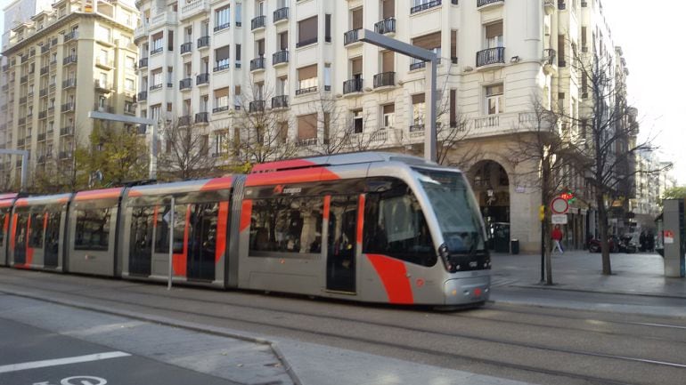 El tranvía de Zaragoza, a su paso por el Paseo Independencia