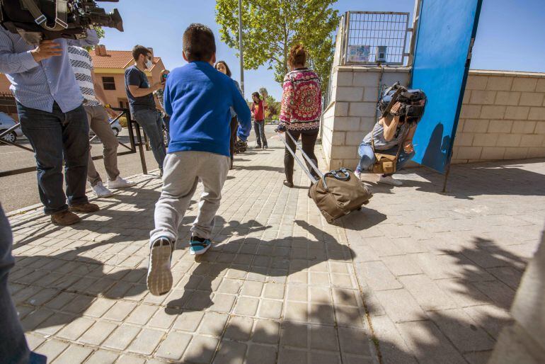 Escolares entrando en el colegio público de &quot;El Quiñón